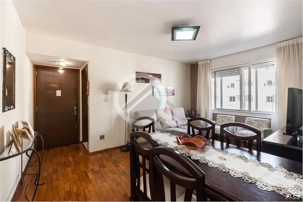 Imagem O apartamento localizado na Av. Getúlio Vargas, no bairro Menino Deus, é uma opção interessante ...