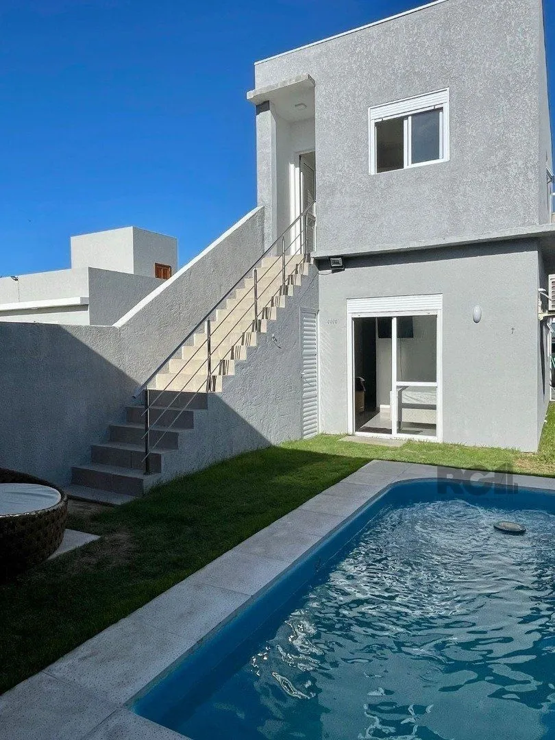 Imagem CASA COM 4 DORMITORIOS SUITE , A 3 QUADRAS DO MAR !!