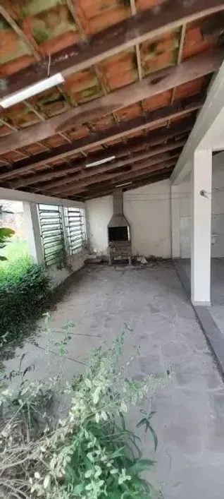 Imagem Casa térrea com 2 dormitórios, amplo pátio e 3 vagas.