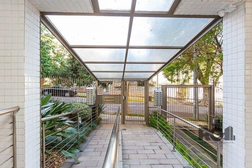 Imagem Apartamento de dois quartos, suíte e duas vagas de garagem no bairro Petrópolis em Porto Alegre.