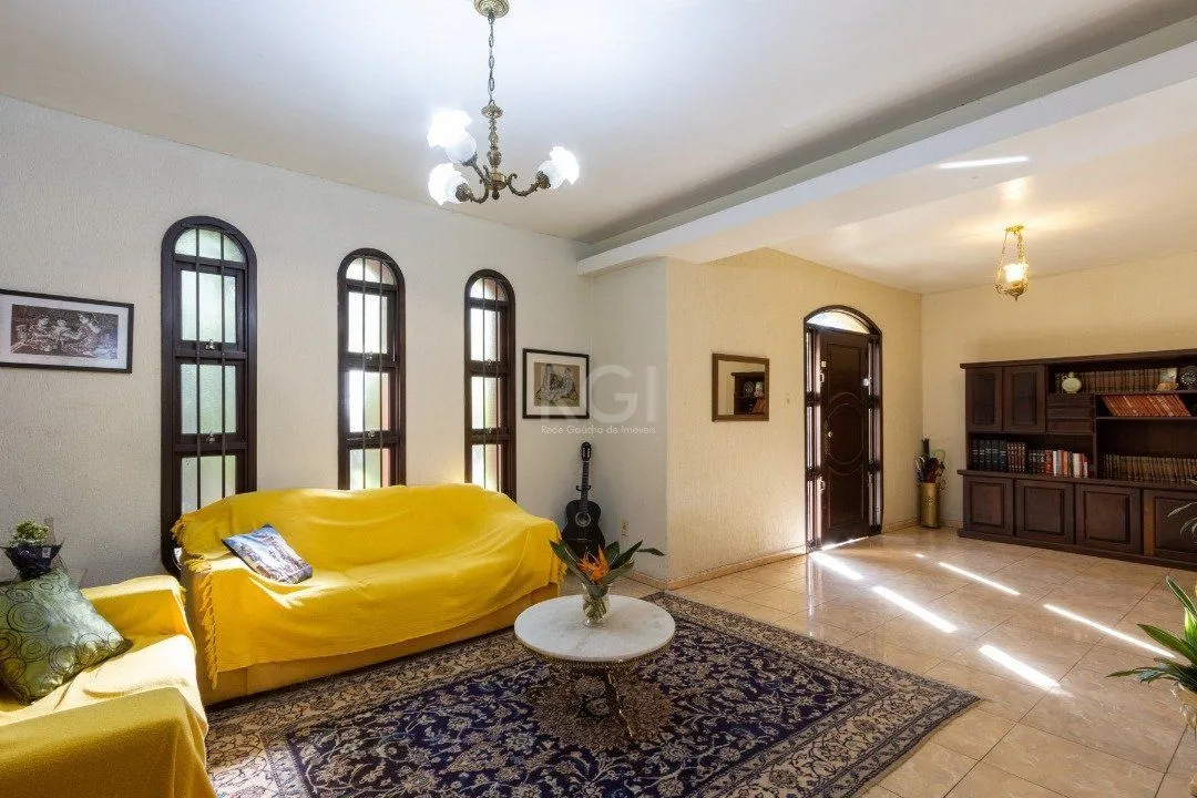 Imagem Sobrado com 345m² privativos, 3 suites, 2 vagas, churrasqueira. pátio com piscina - Bairro Cristal
