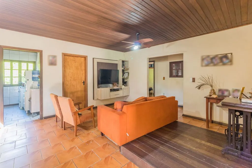 Imagem Casa de 5 dormitórios à venda no Bairro Bom Jesus - Porto Alegre