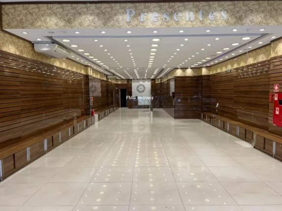 Imagem Aluguel de Loja Comercial de Alto Padrão em Pinheiros, São Paulo-SP - 1 Sala, 2 Banheiros, 200 m² de Área.