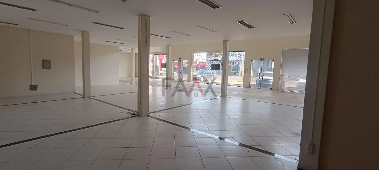 Imagem Sala Comercial 900m para Alugar em São Cristóvão com Estacionamento