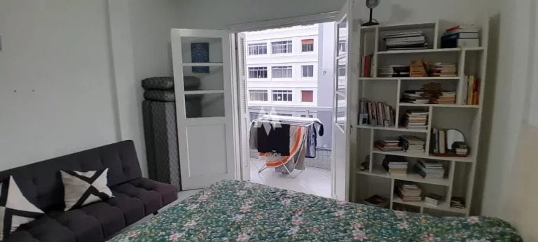 Imagem APARTAMENTO FRENTE NO BAIRRO EMBARÉ COM 3 QUARTOS (01 SUÍTE) + DEPENDÊNCIA COMPLETA, VISTA LIVRE, 01 QUADRA DA PRAIA.