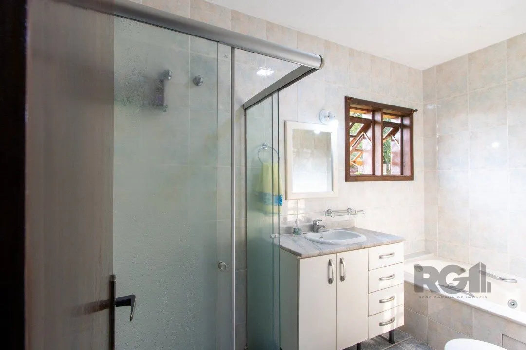 Imagem Casa para Venda - 220m², 3 dormitórios, sendo 2 suites, 5 vagas - Espirito Santo