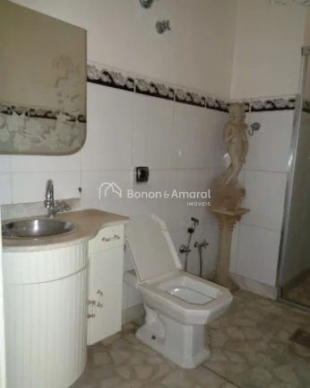 Imagem Amplo e iluminado apartamento com 3 + 1 dormitórios com armários embutidos, sendo 1 suíte. A sala...