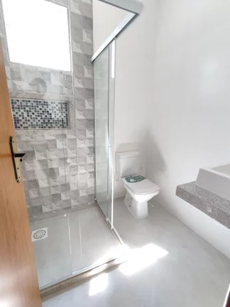 Imagem Casa linear composta de 2 quartos sendo um suíte cozinha ampla, sala, banheiro social, área de churrasco,