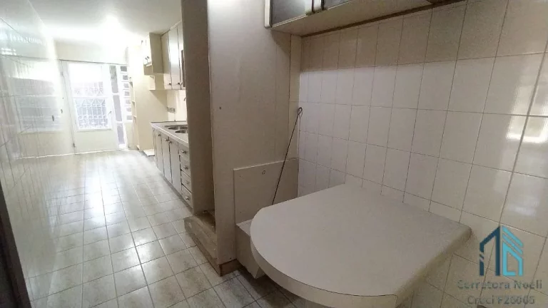 Imagem Casa, 04 quartos c/suíte, 02 subsolos tipo bunker, com 05 ambientes subterrâneos amplos, ideal para adega e estúdio, em Curitiba PR