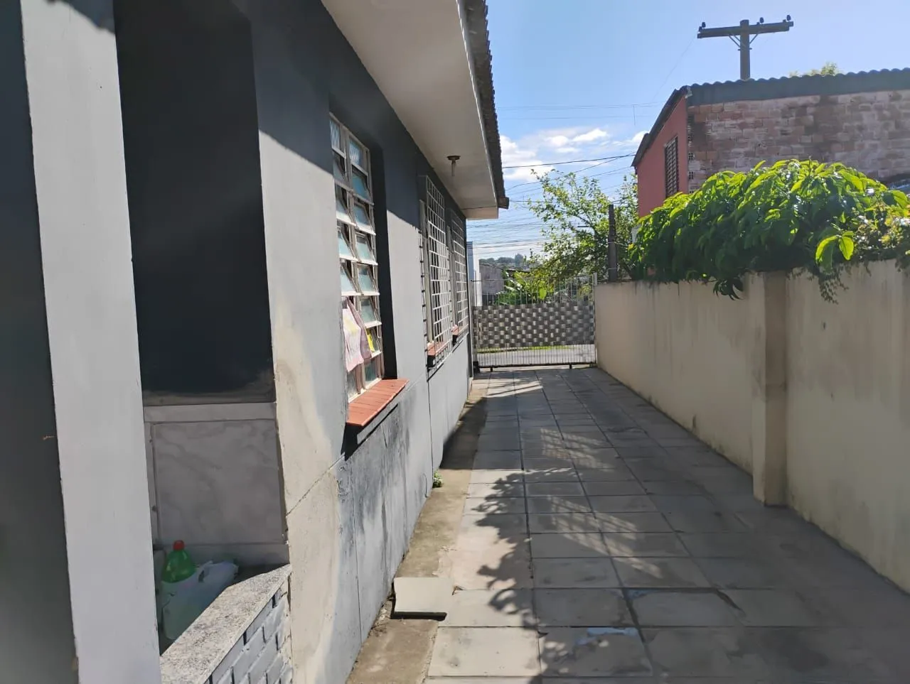 Imagem Casa térrea 3 dormitórios, 2 vagas cobertas as demais descobertas bairro cristal