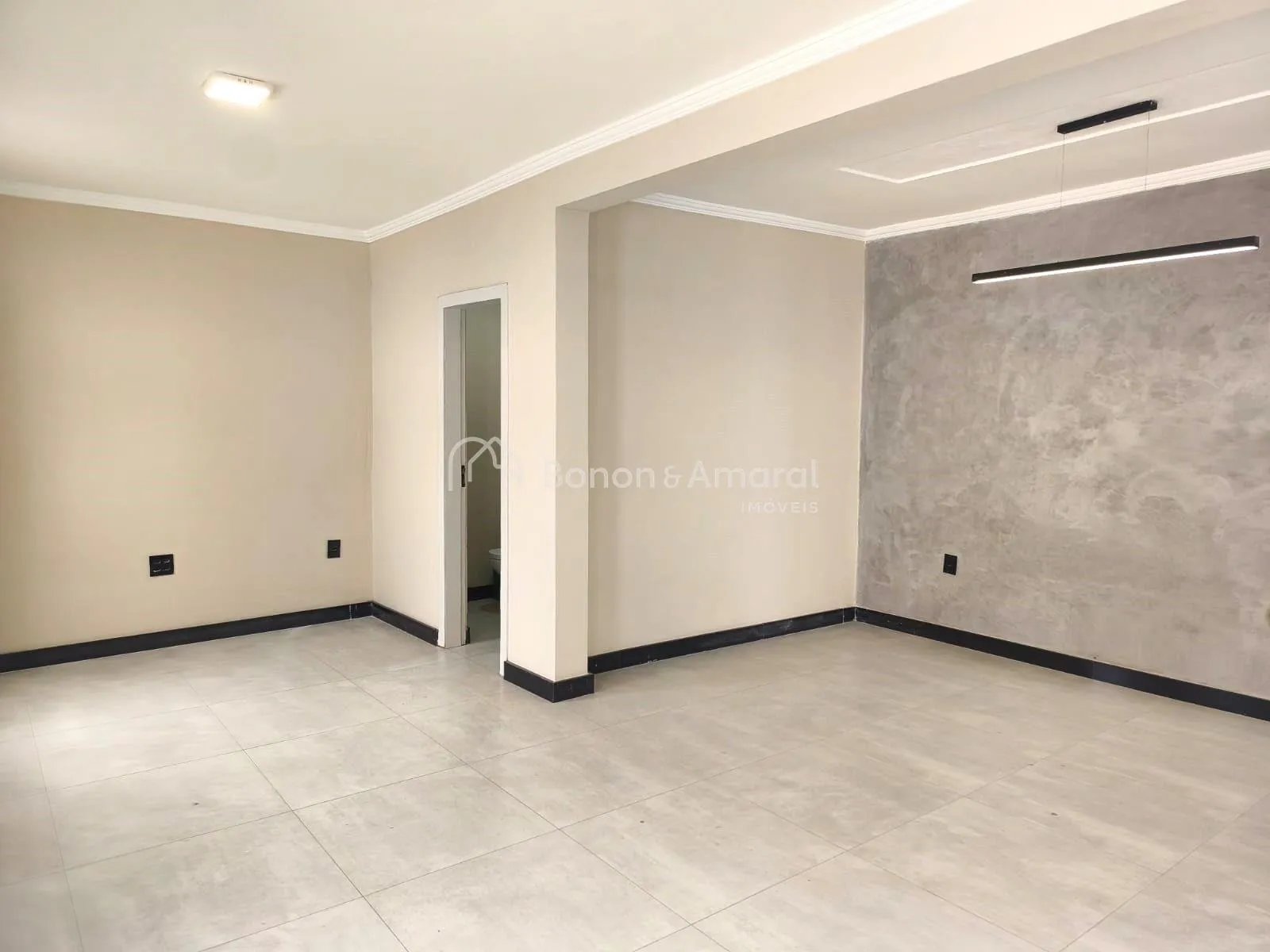Imagem Casa Ampla com Duas Moradias Independentes, 4 Quartos, 6 Vagas e Quintal Espaçoso