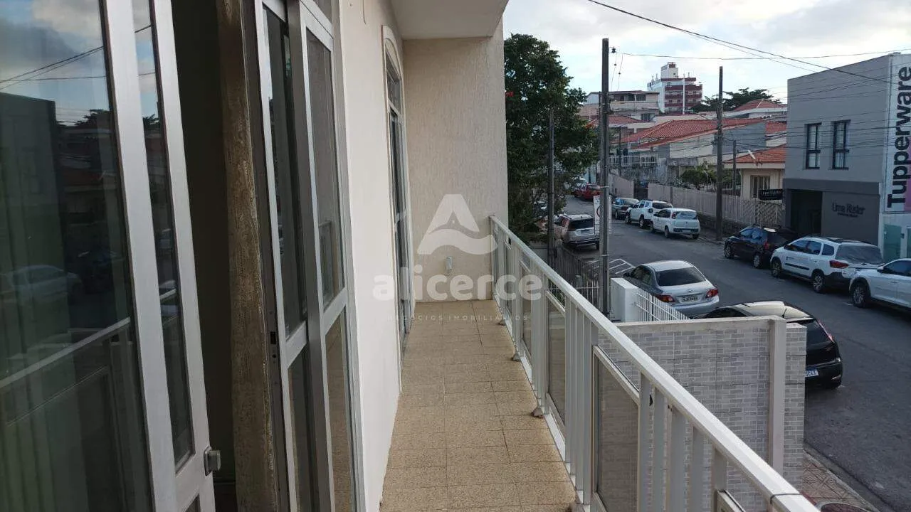 Imagem Casa para aluguel com 3 quartos, 1 suíte, sacada e garagem no Estreito. A uma quadra da Beira-Mar Continental.