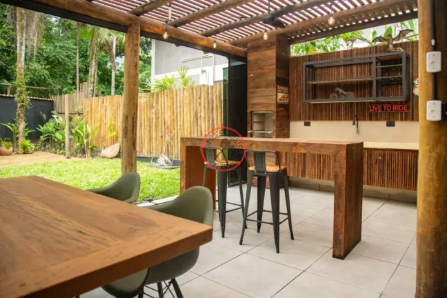 Imagem CASA NO SERTÃO DE CAMBURI, COM 3 DORMÍTORIOS, SENDO UMA SUÍTE, SALA AMPLA, AREA GOURMET, JARDIM EM TERRENO DE 405 MT