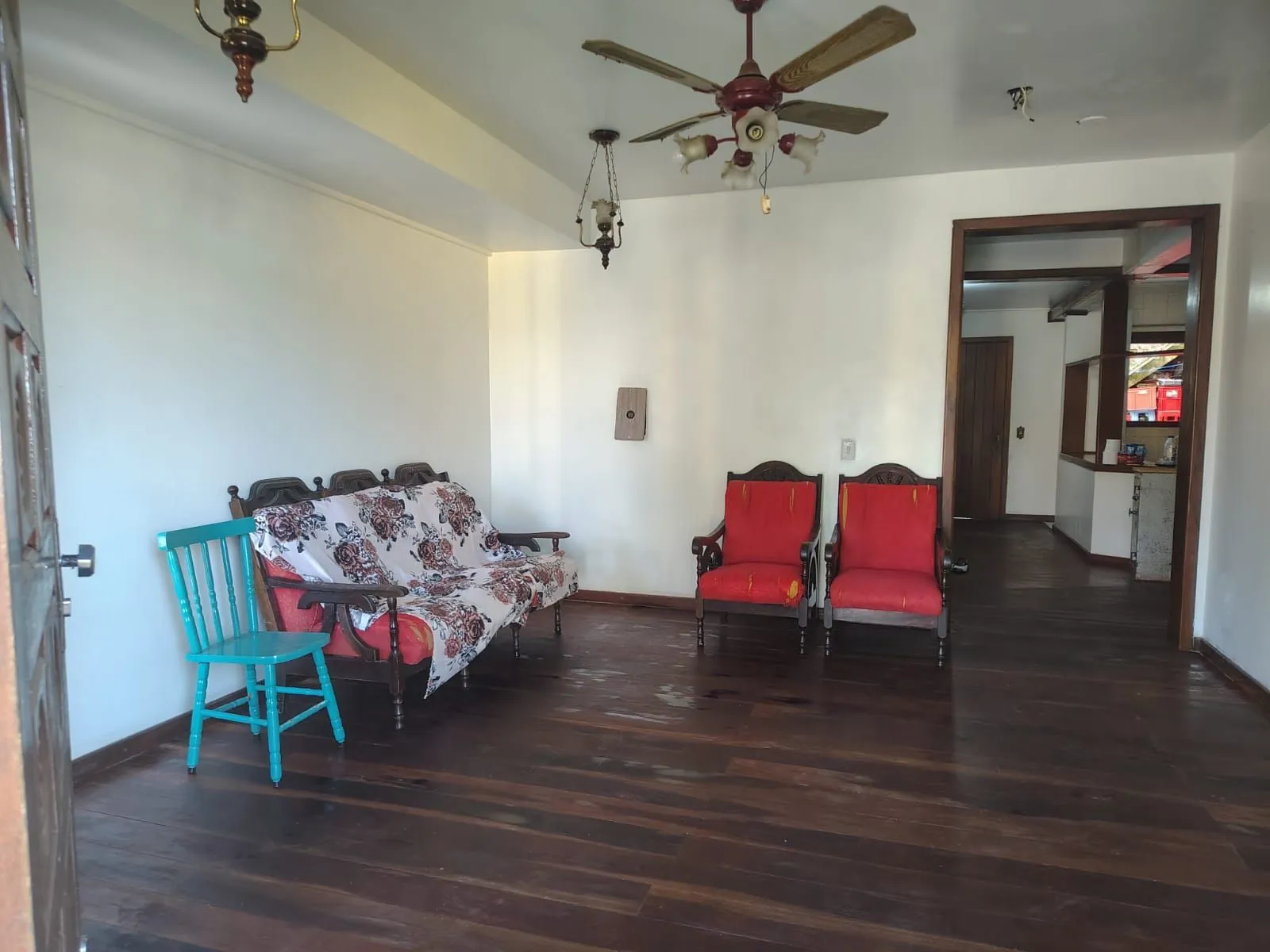 Imagem Casa de 4 dormitórios, 1 suíte e 4 vagas de garagem no bairro Cavalhada.