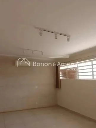 Imagem Excelente oportunidade para quem busca um imóvel amplo, bem conservado e com localização estraté...