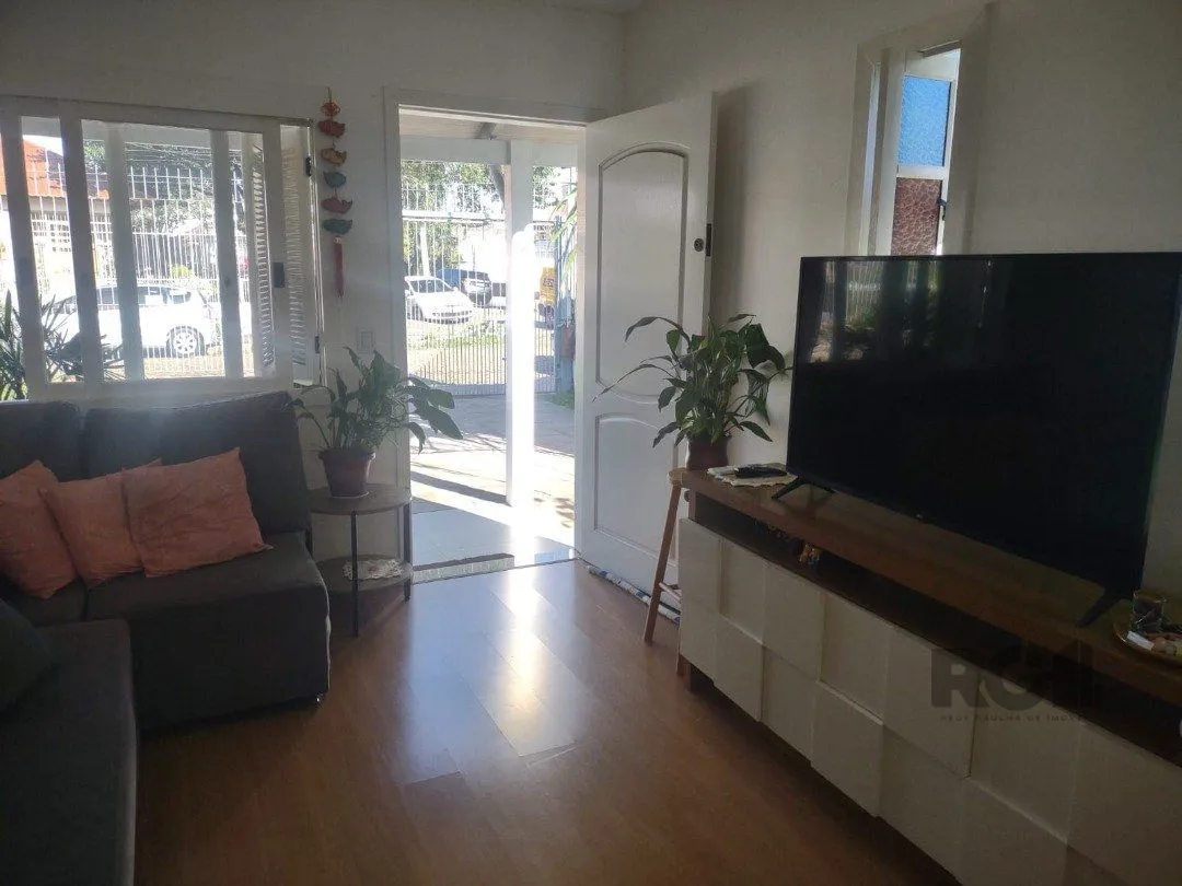 Imagem Casa com 250m², 2 quartos, 1 suite, edícula, no bairro Nonoai