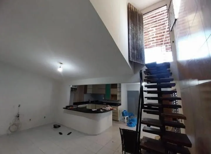 Imagem Casa Duplex em Brisamar com 3 suítes, piscina, varanda, cozinha americana e localização privilegiada próxima às praias.