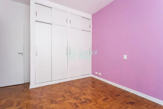 Imagem Apartamento de Três dormitórios, sendo três suítes, reformado, hall, lavabo, sala de estar e jan...