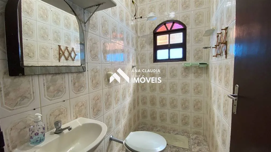 Imagem Casa na praia de Mongaguá a venda, 80 metros da Marginal.