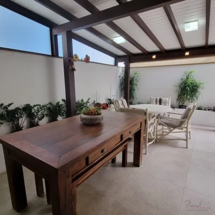 Imagem Apartamento com 4 quartos sendo 2 suites, 2 vagas a poucos passos dos Colégios Catarinense e Menino...