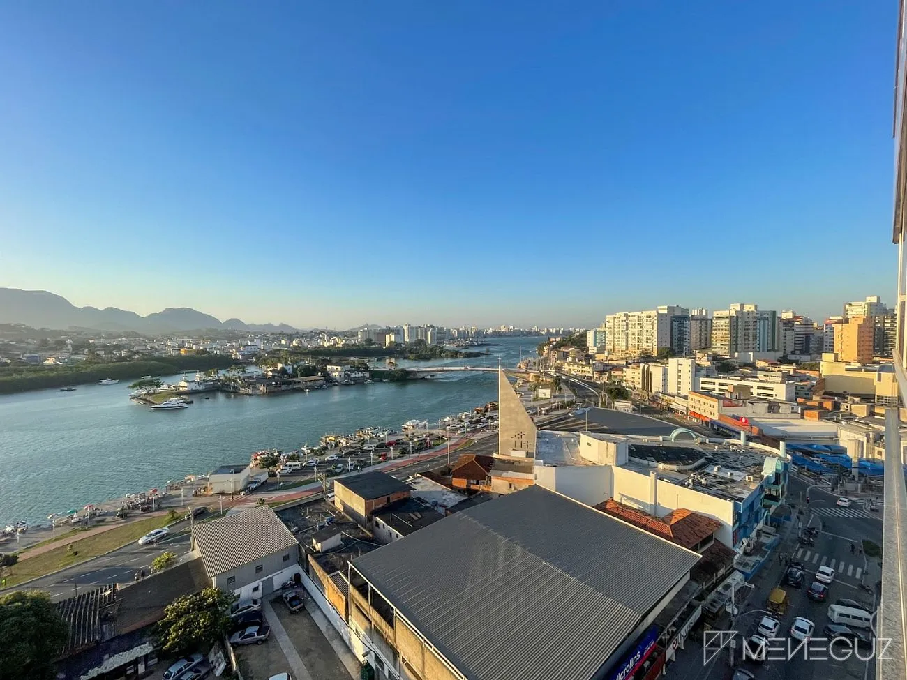 Imagem Apartamento de 2 quartos, com duas vagas de garagem, no centro de Guarapari com vista para o canal - Parcelamento em 60 meses!