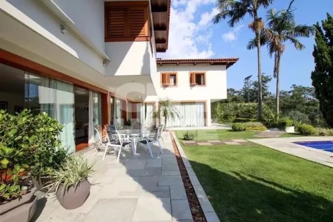 Imagem Casa em excelente localização no Jardim Guedala, direcionada para um lindo jardim com piscina em d...