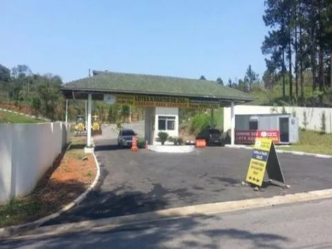 Imagem VENDA DE TERRENO NO CONDOMÍNIO TERRAS DE ARUJÁ, EM ARUJÁ/SP, OPORTUNIDADE com área total de 300m² e próximo à entrada do condomínio. CONSULTE-NOS.