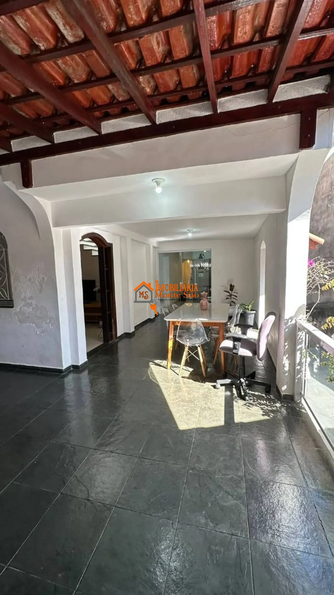 Imagem Sobrado à Venda no Jardim Vila Galvão com 3 Quartos, Piscina e 3 Vagas
