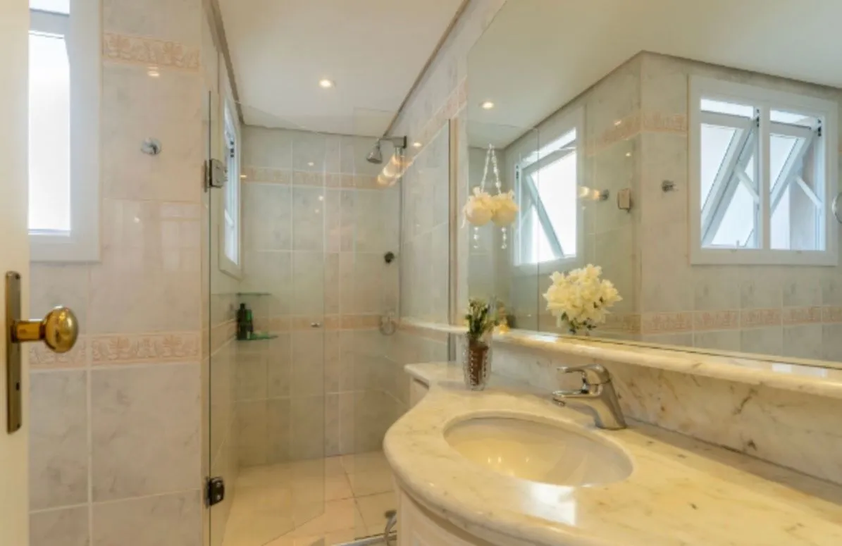 Imagem Casa Reformada em Condomínio à Beira do Rio - Ampla, Confortável e Pronta para Morar