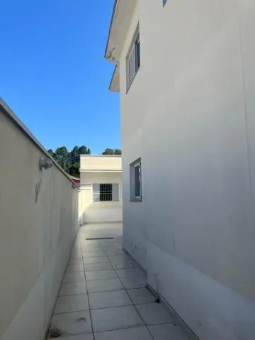 Imagem VENDA DE SOBRADO NO JORDANÓPOLIS, EM ARUJÁ/SP, 150m² com 2 suítes, sala de estar, quintal, edícula com banheiro e garagem para 2 autos. CONSULTE-NOS.