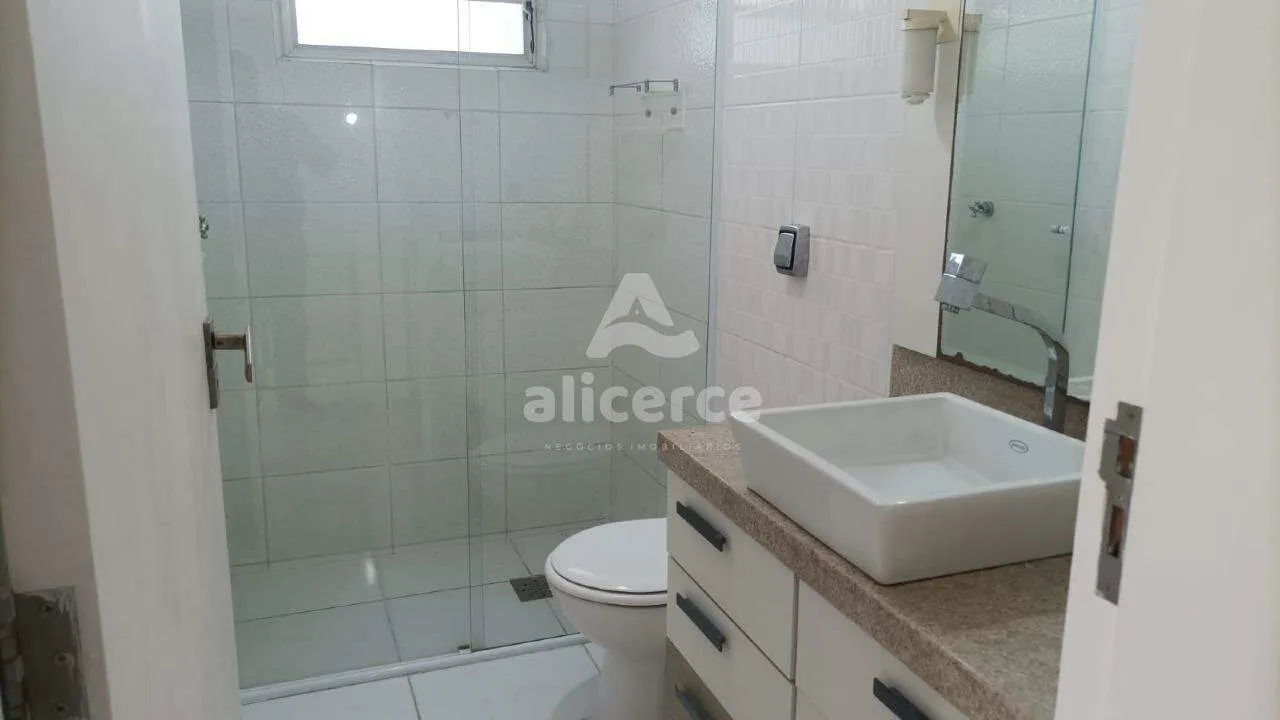 Imagem Casa para aluguel com 3 quartos, 1 suíte, sacada e garagem no Estreito. A uma quadra da Beira-Mar Continental.