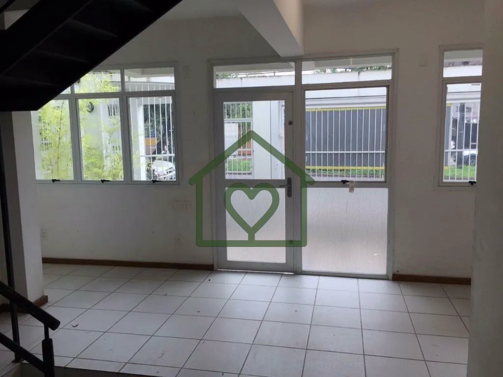 Imagem Casa triplex, residencial e comercial, com 4 dormitórios (todos suíte), 06 salas e 3 vagas de gara...