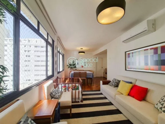 Um cuidadoso projeto de reforma moderno e funcional. São 129,75m² de área útil, três dormitóri...