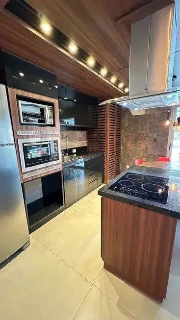 Imagem Apartamento 2 dormitórios, sendo 1 suíte, 77 m² de área privativa e 2 vaga(s) de garagem. Localizado na Rua Mario Antunes da Cunha, no bairro Petrópolis em Porto Alegre.