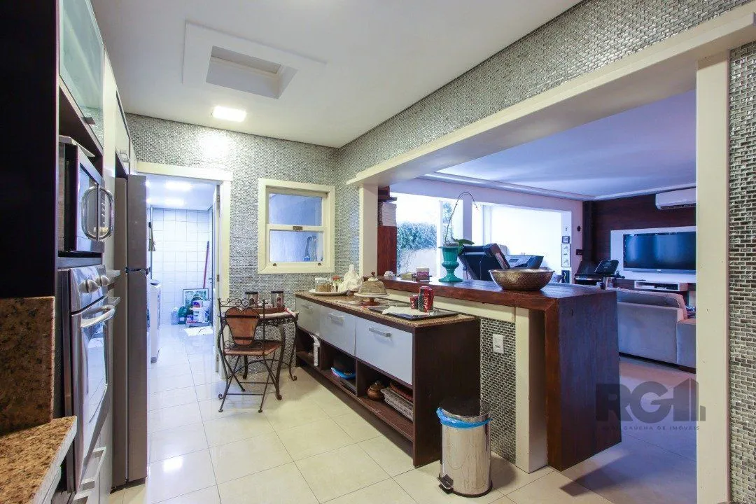 Imagem Casa com 327m² de área privativa, oferecendo 3 dormitórios, sendo 3 suítes