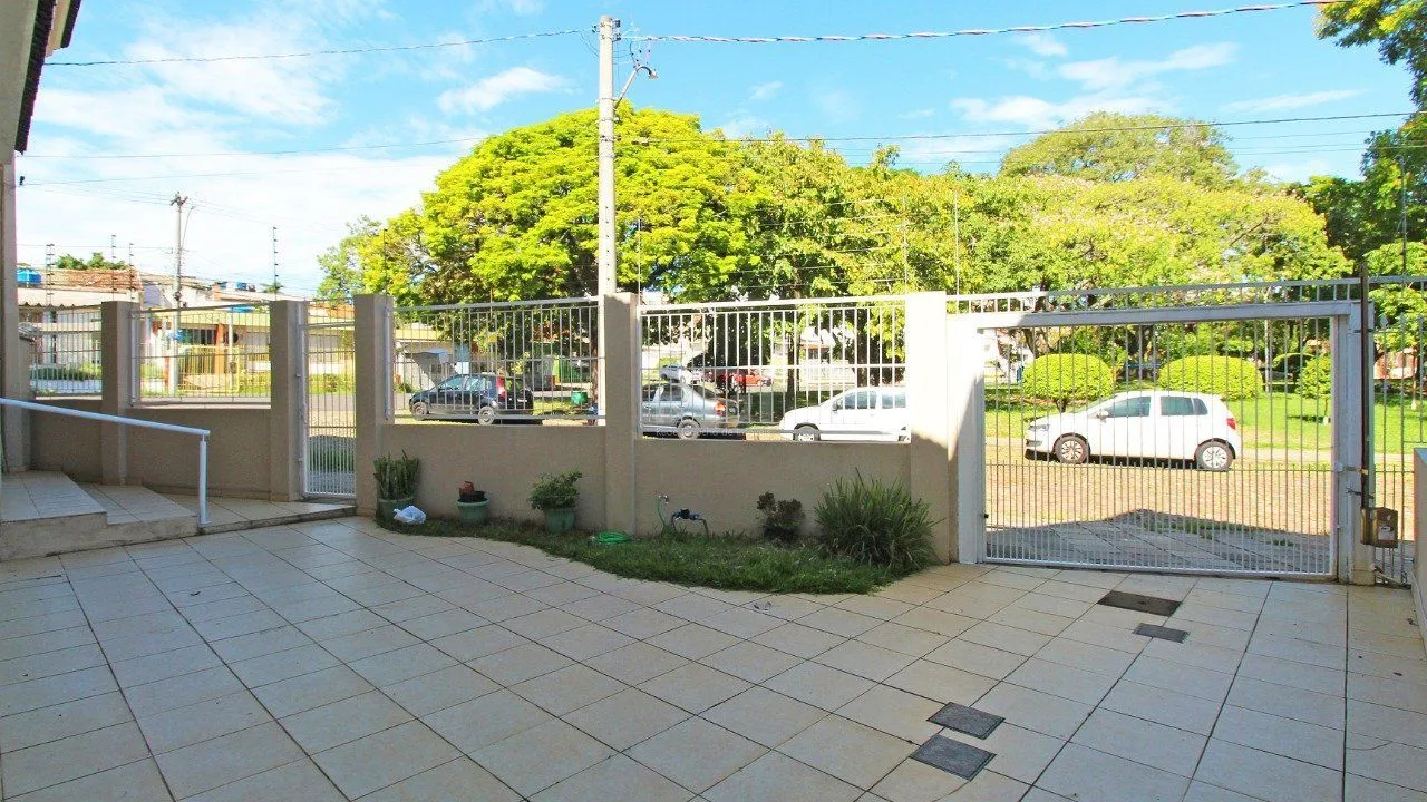 Imagem Casa térrea de 2 dormitórios e 3 vagas de garagem na Vila Ipiranga em Porto Alegre.