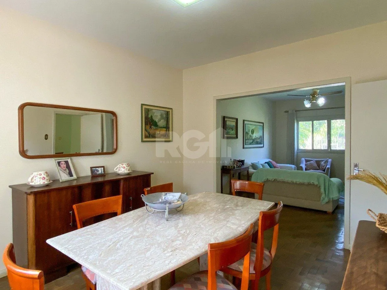Imagem Casa com 4 dormitórios, no bairro Nossa Senhora das Graças em Canoas/RS