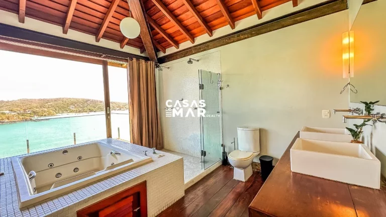 Imagem Casa Frente Mar de Luxo em Búzios-RJ: 5 Suítes, 3 Salas, 8 Banheiros, 3 Vagas, 400m².