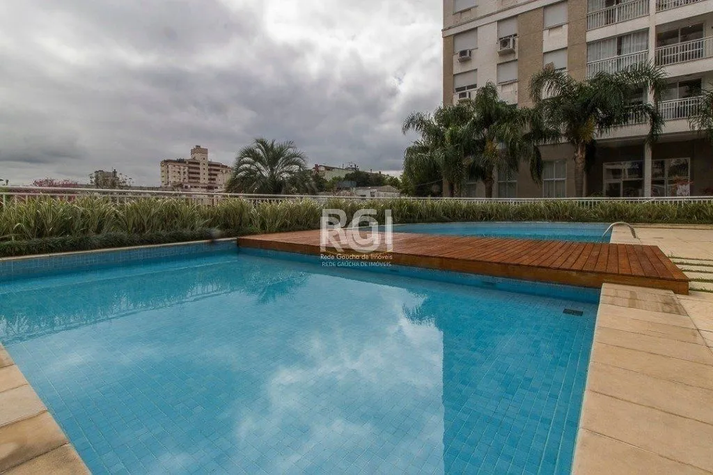 Imagem Apartamento de três dormitórios, suíte e uma vaga de garagem no bairro Cristo Redentor em Porto Alegre.