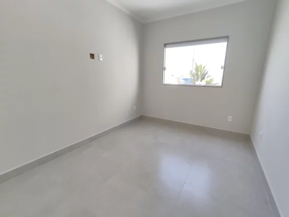 Imagem Casa linear composta de 2 quartos sendo um suíte cozinha ampla, sala, banheiro social, área de churrasco,