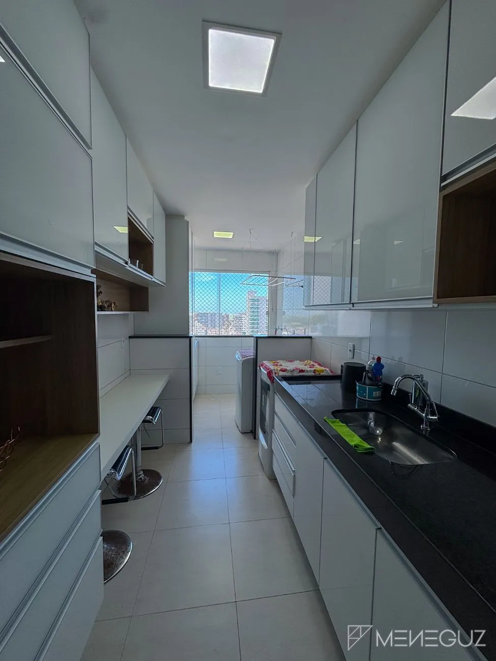 Imagem Apartamento mobiliado de 3 quartos na Avenida Praiana - andar alto, vista para as montanhas e vista discreta para o mar!