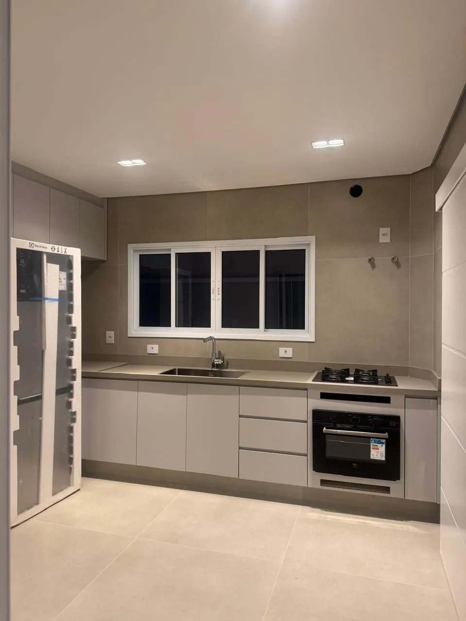 Imagem Sobrado de alto padrão à venda no Condomínio Mont Blanc, Sorocaba, com 3 suítes, piscina e 280 m²