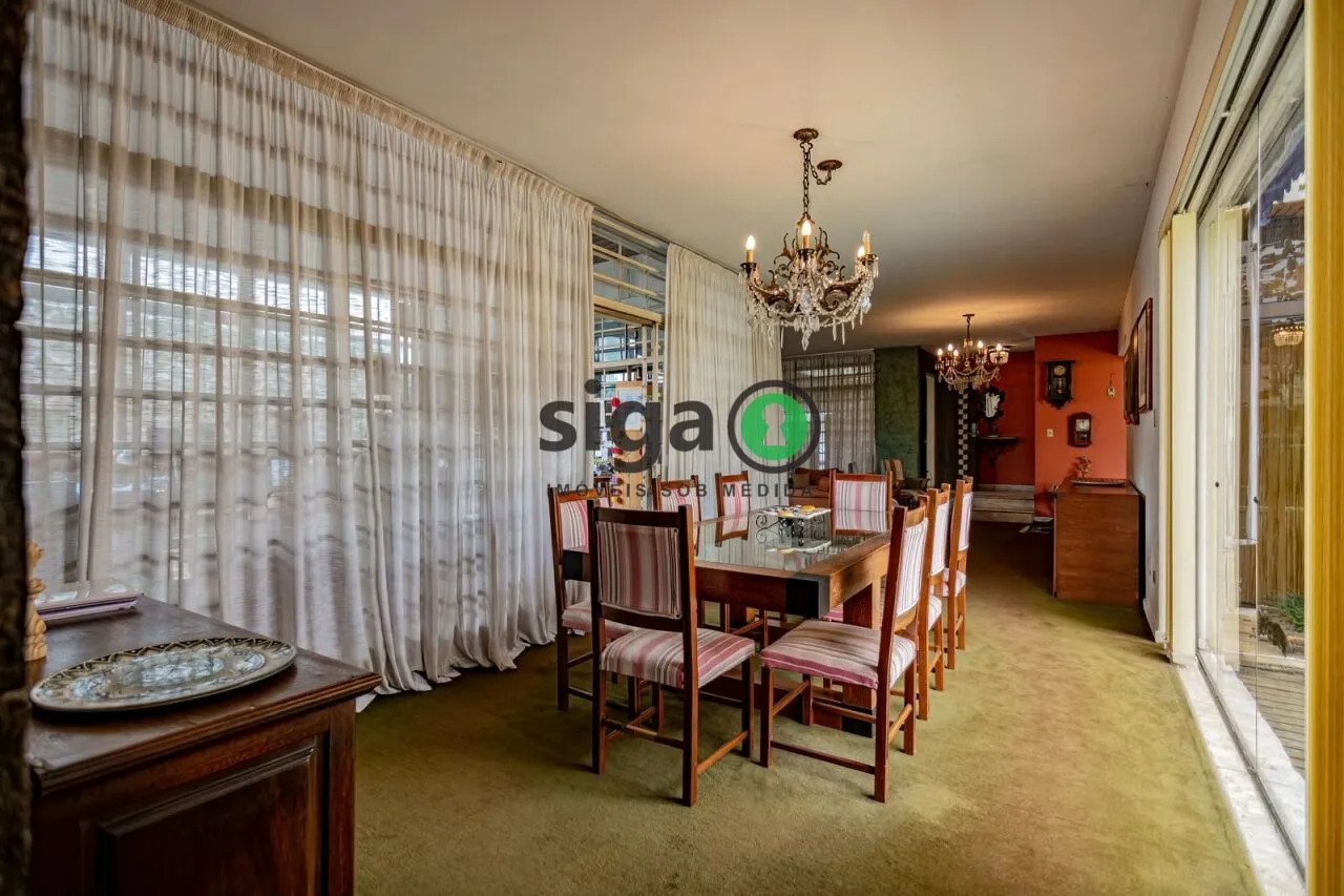 Imagem Casa a venda no Planalto Paulista, com 3 quartos e 6 vagas de garagem.
