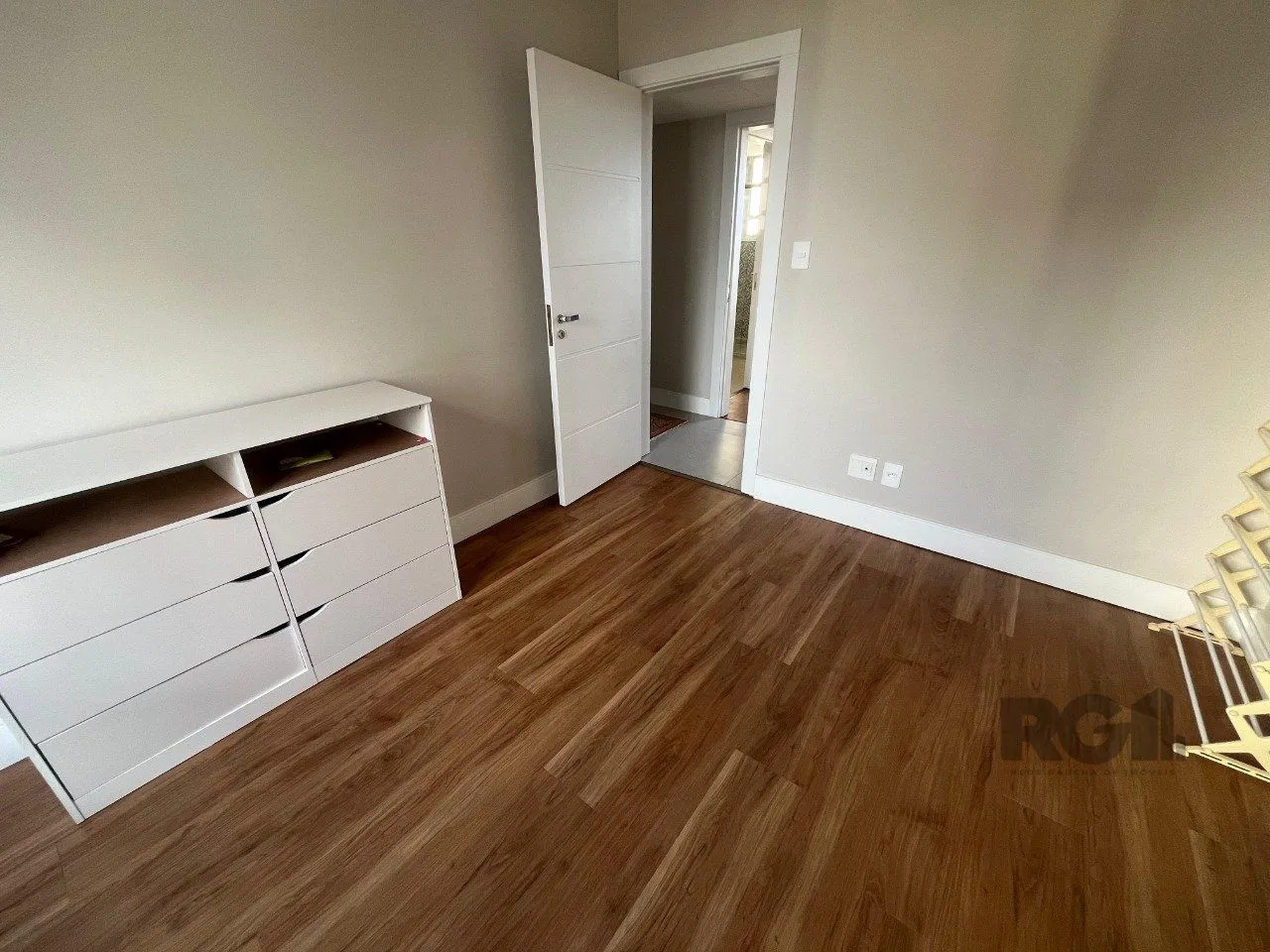 Imagem Apartamento de três quartos, suíte e uma vaga de garagem no bairro Independência em Porto Alegre.