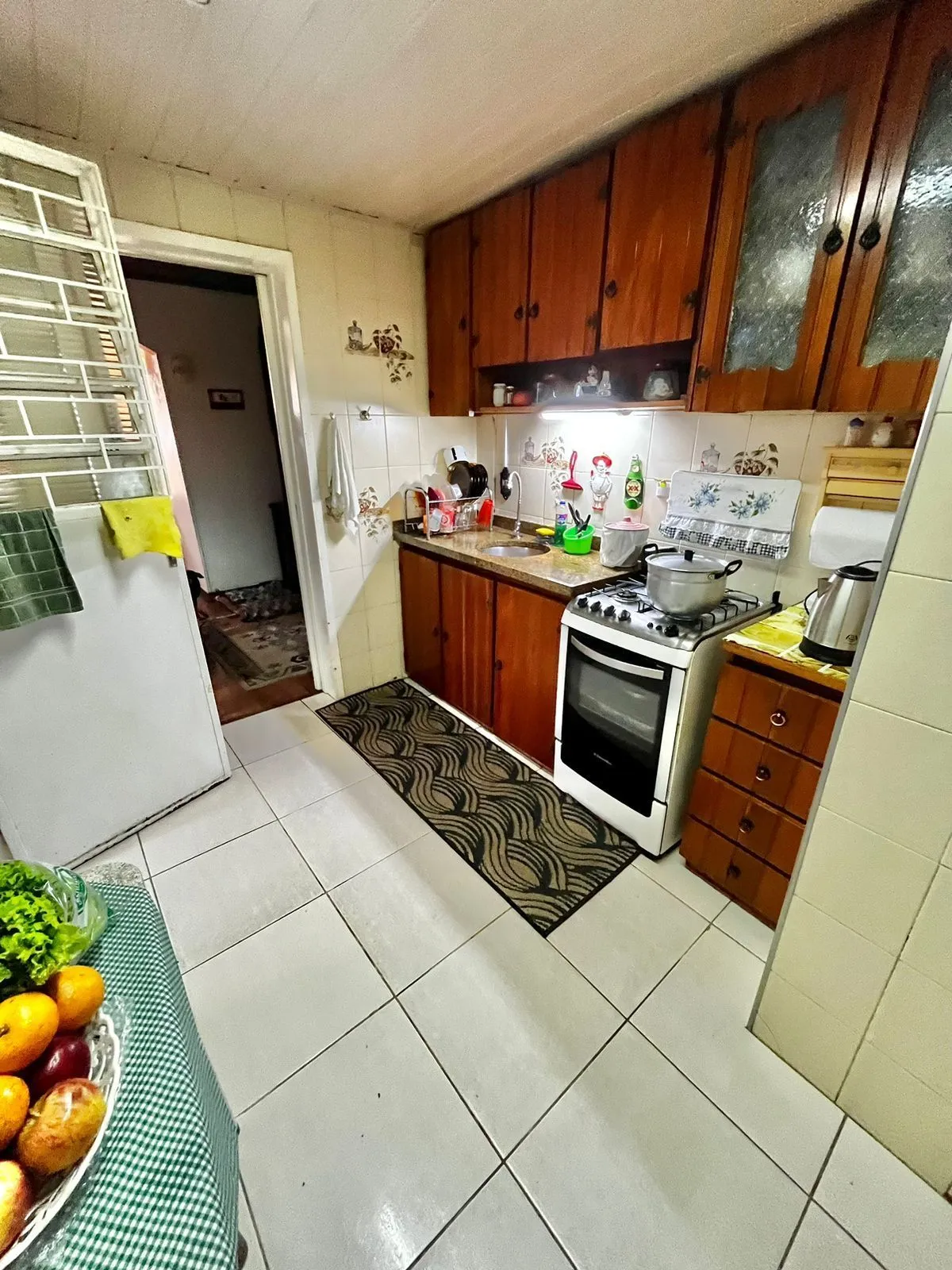 Imagem Apto térreo de 03 dorm, sala, banho, cozinha, reformado, com vaga de garagem.
