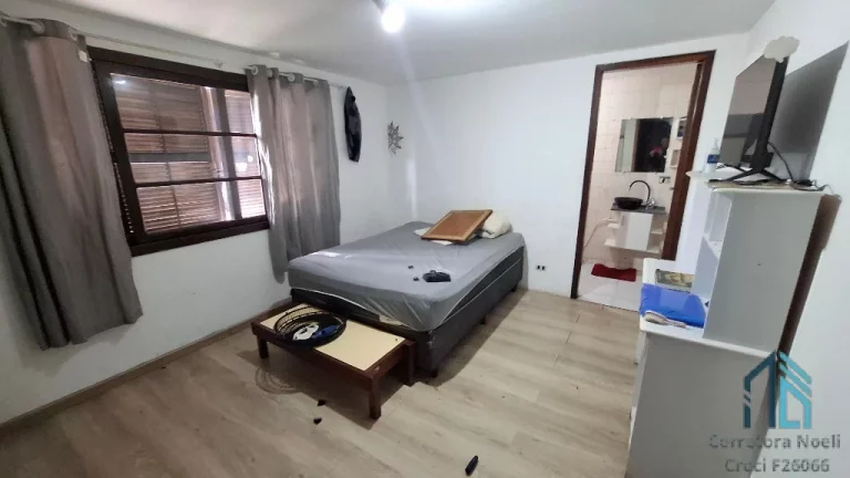 Imagem Casa com edícula, 05 quartos sendo 02 suítes, no São Lourenço em Curitiba PR