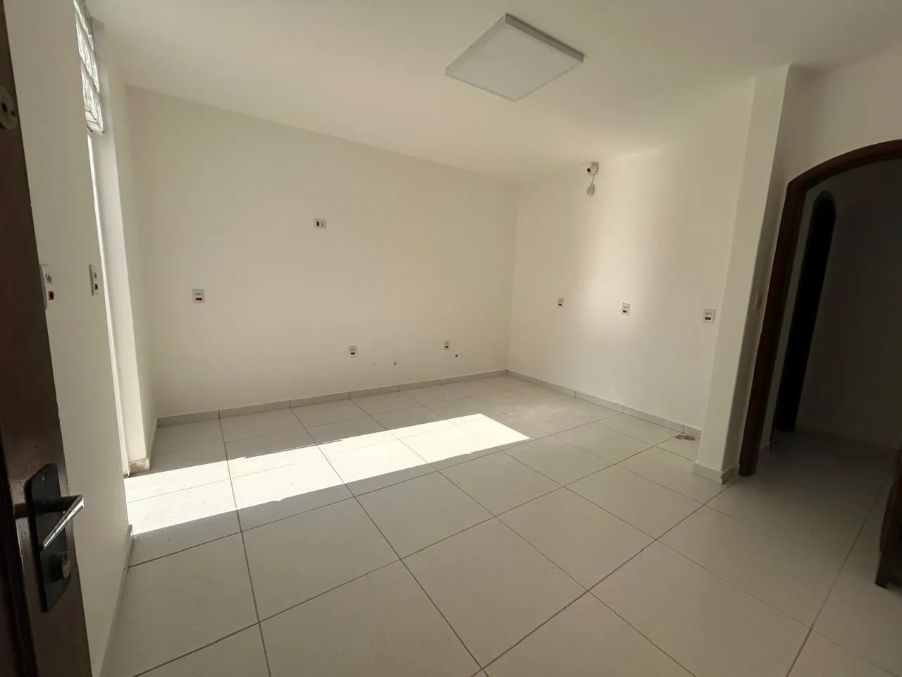 Imagem Residência Espaçosa e Moderna no Jardim Vergueiro: Três Quartos, Suíte e Ampla Área Externa