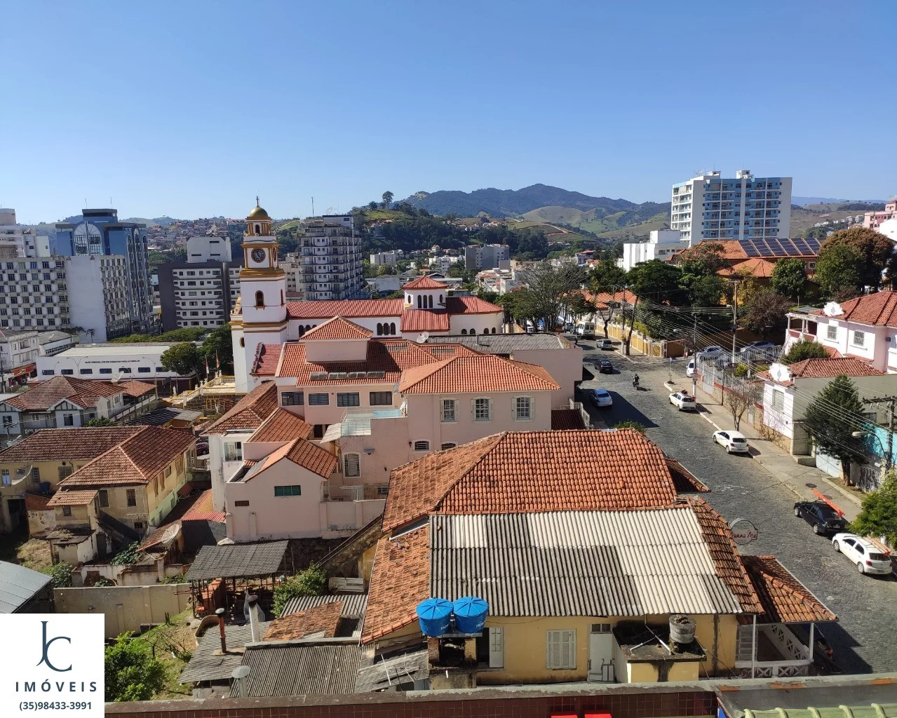 Imagem Maravilhoso apartamento à venda no centro de São Lourenço MG. Sala e quarto com varanda. Edifício com piscina, sauna, salão de jogos e de festas