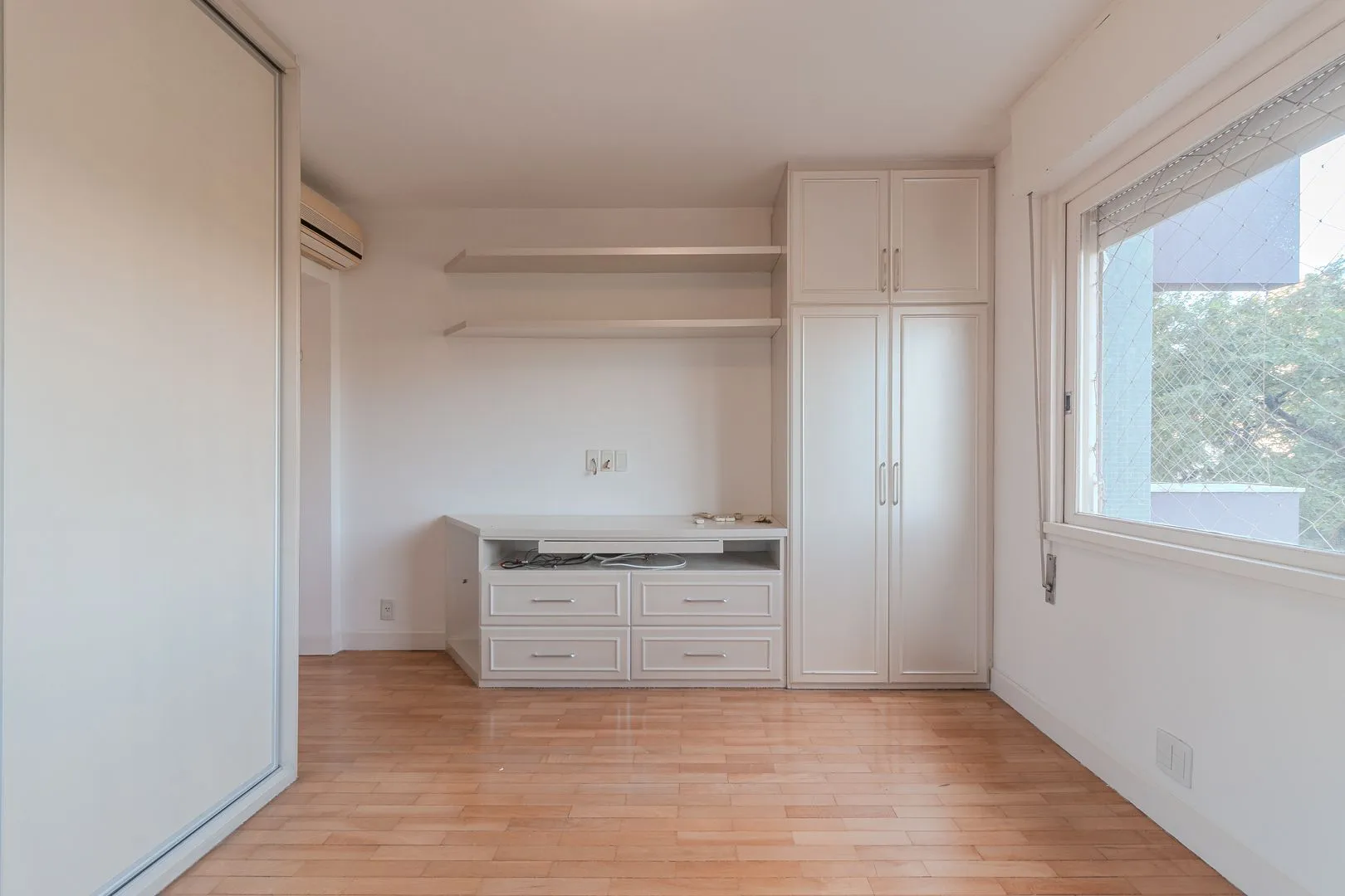 Imagem ️ MÁFFER IMÓVEIS ALUGA - APARTAMENTO 3 DORMITÓRIOS | 3 VAGAS | TOTALMENTE REFORMADO | MOINHOS DE VENTO