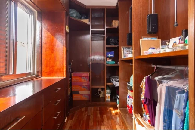 Imagem Casa bem localizada no bairro Vila Marari com 3 dormitórios, 1 suíte, 4 banheiros,2 vagas